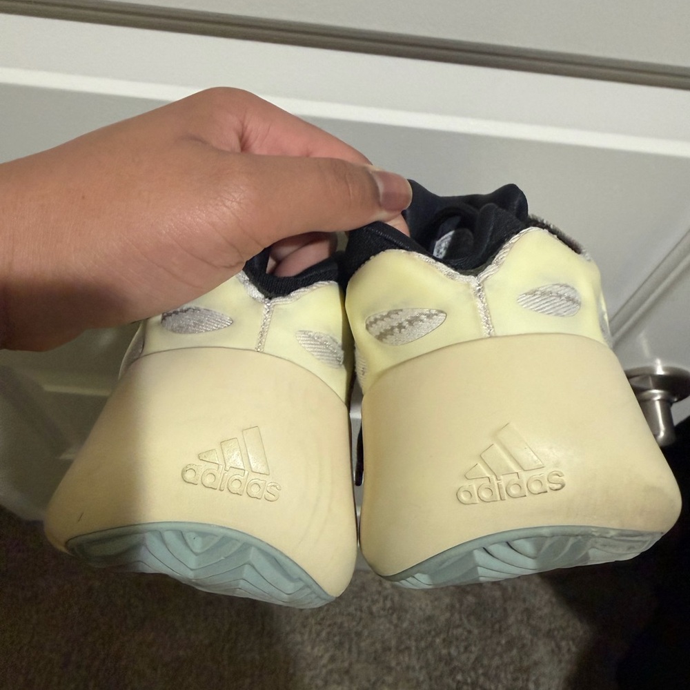 adidas Yeezy 700 V3
Azael - Picture 6 of 6